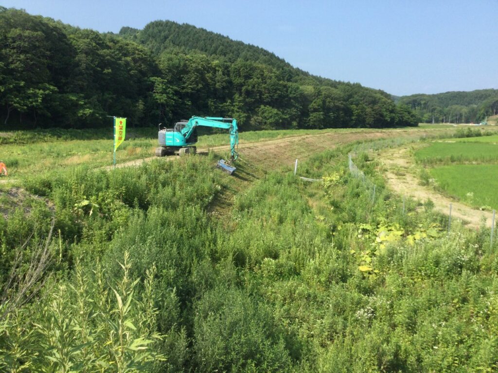 工事用道路草刈り(ハンマーナイフモア装着機)